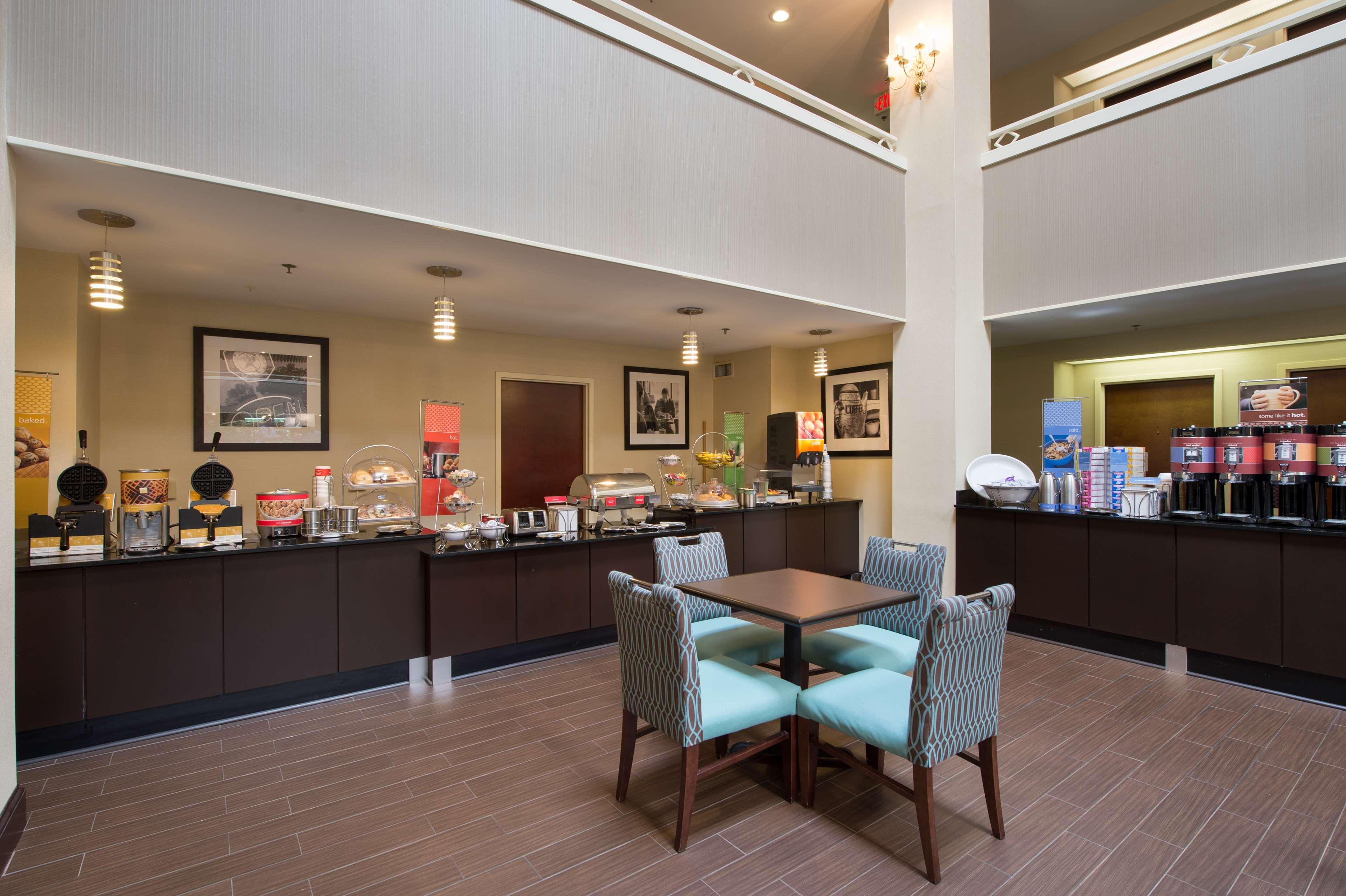 Hampton Inn Cornelia Buitenkant foto